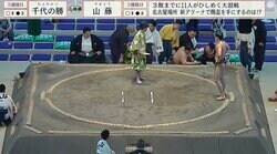 大丈夫か？ うめき声を上げる力士が土俵外で足をバタバタ… 吹き飛んだ力士を行司が心配も…直後の姿に安堵の拍手