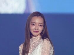 34歳一児の母・板野友美「スタイル抜群」「ちょっとこんなママさんスゴいな…」貫禄たっぷりなステージングに「キレイでかわいい！」反響