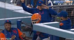 どんなお笑い？ドジャース戦での笑撃シーン「何しとん」「ふざけてるw」まさかの“神業キャッチ”で大盛り上がり