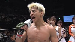 「キャー」ラウンドガールが逃げ惑う珍事 鈴木千裕、勝利の美酒に…初防衛直後の微笑ましい一コマ