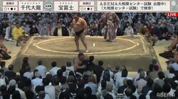 「やばいっ！」170キロの巨体でダイレクトアタック 土俵下の師匠と正面衝突にファン「親方にwww」「みんな冷や汗」