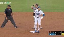 一体、何が起きた！？ 大谷翔平、ギリギリ走塁でハプニング発生… 審判が負けた？ “疑惑の盗塁”で見せたリアクションが話題に「爆笑してるやん」「演技派だなw」