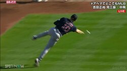 ボディバランス完璧！吉田正尚の同僚選手が見せた素手キャッチ＆スローはMLBの真骨頂