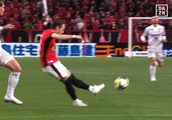 埼スタ震撼！ 驚愕の“逆足スーパーゴール”が話題騒然「凄すぎる」「時が止まった」「バケモノだ」浦和MF渡邊凌磨がGKお手上げの一撃を叩き込んだ瞬間