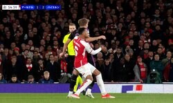 「汚い奴だ」「狙っただろ」“残忍エルボー”のケインに批判殺到！ 顎に食らったアーセナルDFが大悶絶した一部始終…「明らかなレッドカード」と現地メディアも苦言