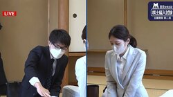 里見香奈女流五冠、戦型は得意の「中飛車」に 岡部怜央四段と対局中／将棋・棋士編入試験五番勝負第2局