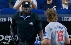 ブチギレ！一発退場！ バット放り投げ、ヘルメット叩きつけ… 打者vs審判が“怒りの睨み合い”で一触即発