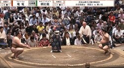 「すんげえ美人」大相撲客席に“両肩ざっくり”姿のラウンドガール 「モデルさんかな」「美女発見」ネットざわつく