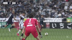 「これでPKはきつい」「手を出してるのは事実」“手”で突破を阻止!? 痛恨のPK献上シーンが物議「ほとんど触ってないやん」