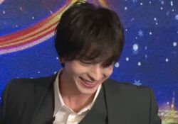 イケメンすぎ！ホストになりきった人気アイドルに「いそう！」スタジオ興奮＆鍛え上げた腹筋も披露