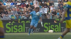 鈴木彩艶、“飛びすぎ”パントキックに実況「90m近く飛んでいる」 実際は70m超えも…思わず一言「ここまでいく」衝撃の光景