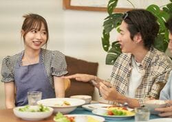 スタイル抜群の25歳現役グラドル、ミニスカエプロン姿で手料理披露！ 家庭的なギャップにイケメン経営者がメロメロ