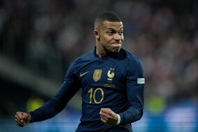 ｢こんなんチート｣!!  ムバッペがDF4人を振り切る「超カウンター」圧巻ドリブルで｢先制ゴール｣！フランスの「初勝利」に貢献