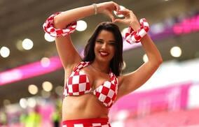 日本と戦うクロアチアに強力な援軍？セクシー衣装が物議の美女サポーター、フォロワーがついに100万人超え