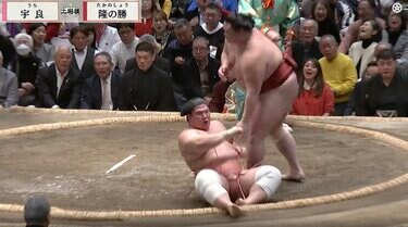 土俵上で人気力士が一回転！ 「なにいまの」「最高の受け身」予想外の