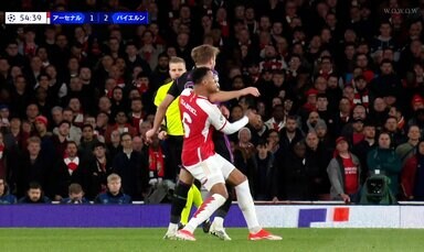 「汚い奴だ」「狙っただろ」“残忍エルボー”のケインに批判殺到！ 顎に食らったアーセナルDFが大悶絶した一部始終…「明らかなレッドカード」と現地メディアも苦言