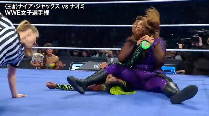 ナイア・ジャックスがナオミに空中ギロチンドロップをお見舞い