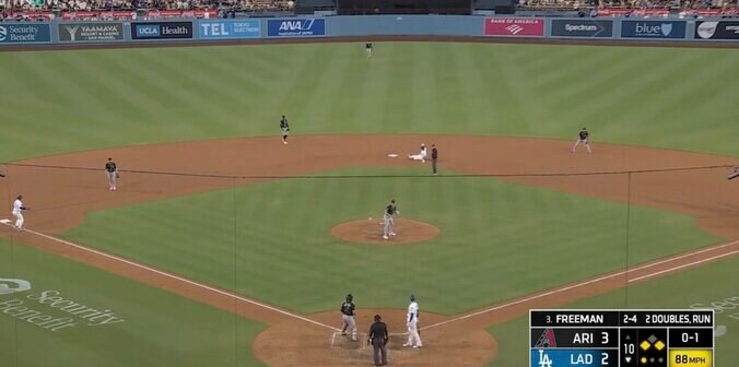 【写真・画像】あそこまで飛ばす？ 大谷翔平、軽く振って“まさかの光景”「なんで？」「エグいな」 左中間破る“160キロ高速ライナー”→相手投手の被打リアクションが話題に　1枚目