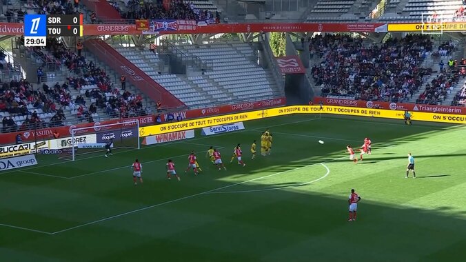 「伊東いい顔してるな」「並び最高」伊東純也＆中村敬斗の“ランス兄弟” FK直前のドアップ密談2ショットが話題「このツーショット見れただけで...」 3枚目