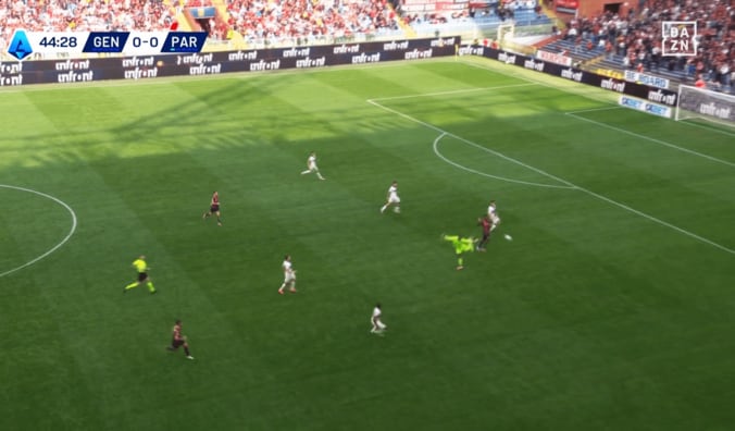 ヘディングでクリアする鈴木彩艶