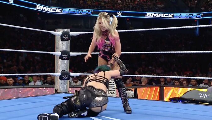 髪を掴まれて引きずられるアスカ