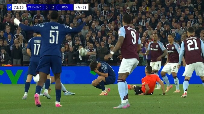 嘘だろ！主審が選手の顔面を肘打ちする珍事発生「イエローカード出るかも」強烈エルボー喰らいノックアウト→スタジアム大ブーイングの瞬間 4枚目