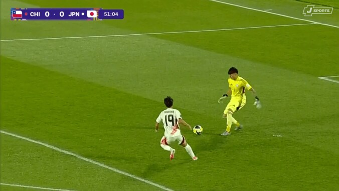 相手GKが動揺…U-20日本代表FWが爆速すぎる！二度追いプレス→ボール奪取に敵地騒然「高岡伶颯の前プレめっちゃ良かった」 5枚目