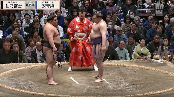 両力士、間合いが合わず仕切り直しに