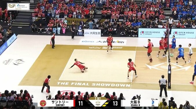 西田有志、髙橋藍を“吹っ飛ばす”強烈スパイク 頂上決戦の“極上のエース対決”を象徴する一コマにファン熱狂 4枚目