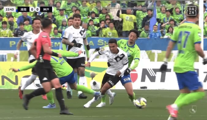 【写真・画像】18歳が天才すぎる！ 中島洋太朗の“イニエスタ風ダブルタッチ”に衝撃「レベチ」「まじバケモン」広島の若きファンタジスタが敵２人を翻弄した瞬間　1枚目