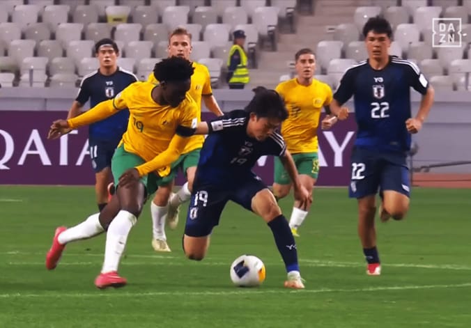 「また中東の笛…」日本代表DFが“不可解すぎるイエローカード”被害で物議！「ファウルですらない」「おいおい…」土屋櫂大の好守備が警告→ファンや解説者が苦情【U20アジアカップ】 2枚目