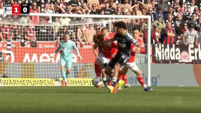 一体、何が…？ 佐野海舟にタックルで“珍ハプニング”「止めたれよ」「大丈夫か」ドイツ代表DFが起き上がれず悶絶→ボールがまさかの直撃 3枚目