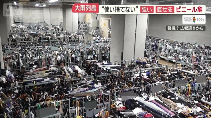 倉庫を埋め尽くす大量の忘れ傘