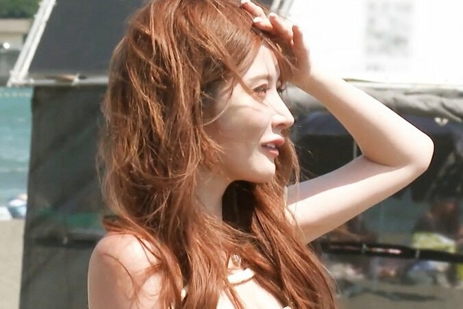 【写真・画像】“大胆水着”のキャバ嬢、ぐるぐるバットで妖怪化！オズワルド伊藤のツッコミに「気合い入れてます（笑）」　1枚目