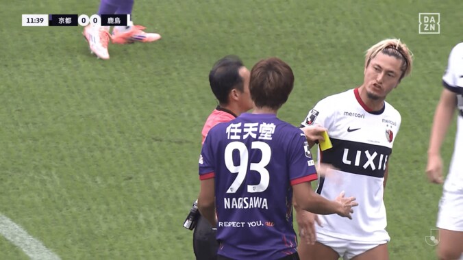 鈴木優磨が鬼の形相！「危なすぎる…」京都FWの“顔面肘打ち”に鹿島が猛抗議「明らかに相手をブロックした」解説者も苦言 4枚目
