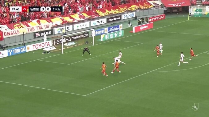 「VARレベル上がってるな」ゴール目前の接触転倒でPK判定→OFRで一転！シミュレーションでイエローに「足引いてたよね」「完全に飛んでて会場一同納得」 5枚目