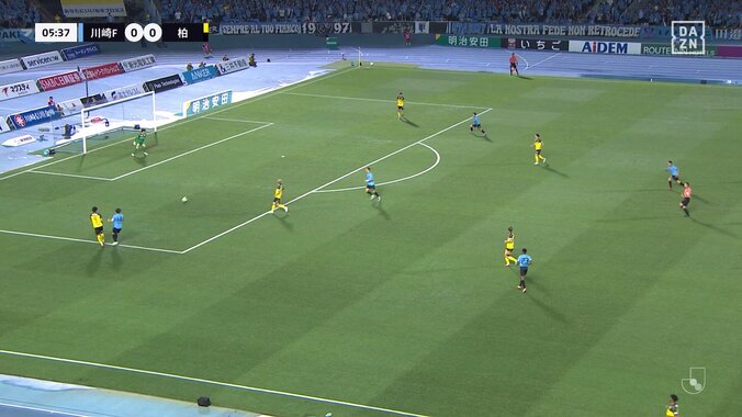 「軽率すぎるって」日本代表DFが致命的なミス「なぜその選択」自陣ゴール前での横パスミスからPK献上しファン悲鳴 3枚目