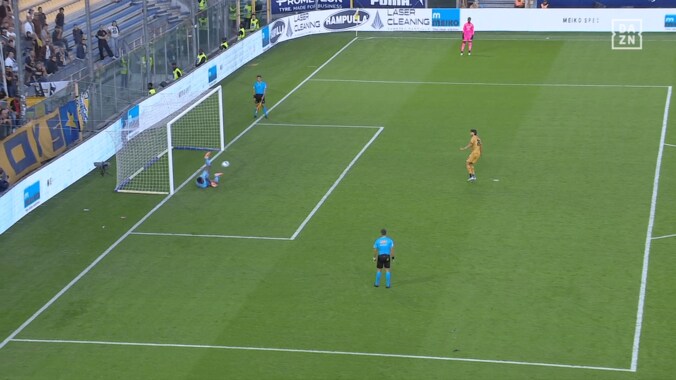 スタジアム騒然！ 鈴木彩艶、殊勲のPKストップ「チームを救った」「PKも強くなったのかよ」シュートを完璧に読み切った瞬間 2枚目