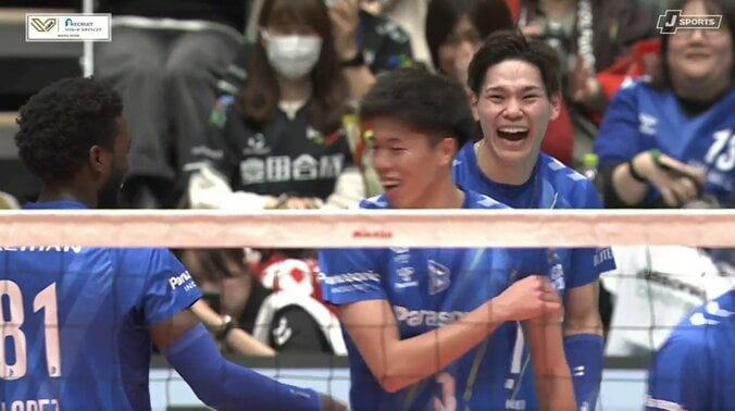 男子バレー、スパイクが脳天に“直撃”の珍光景 “痛いより恥ずかしい”珍事に本人も仲間も笑い 4枚目