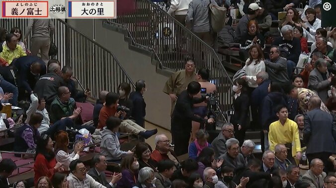 左斜め前方から四角い物体が飛来