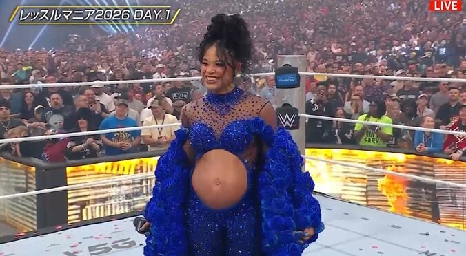 女子レスラー、リング上でドレス脱ぎ捨て“ポッコリ”お腹を披露 妊娠発表を5万人の大観衆が祝福 3枚目