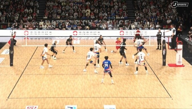 男子バレー、リベロの顔が吹っ飛ぶ衝撃スパイク→決めた選手が直後に神対応も 3枚目