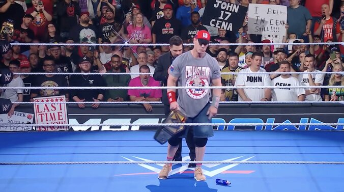 鬼の形相でビール瓶を拾おうとするシナ