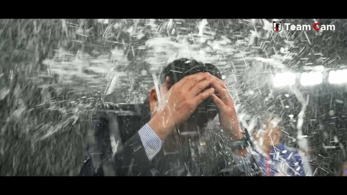 “スーツずぶ濡れ”でも「もっときて！」森保一監督は「選手から愛されてる」「世界一の人間力」サッカー日本代表の舞台裏が話題 3枚目