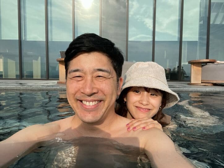 あべこうじ、妻・高橋愛と温泉に入浴中の2ショットを公開「とにかくのんびりとハッピィTime」