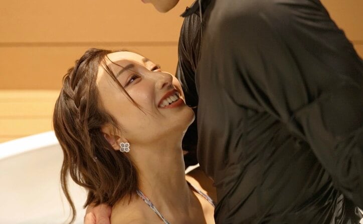 【写真・画像】男が女の顔を抱え込み…神田うの、マッチョバーの“過激メニュー”に驚愕「こんなことやるの！？」　1枚目