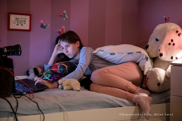 “12歳”の少女に襲い掛かった2458人の大人たち…児童への性的搾取の実態を暴くドキュンタリー『SNS-少女たちの10日間-』 ヴィート・クルサーク監督インタビュー