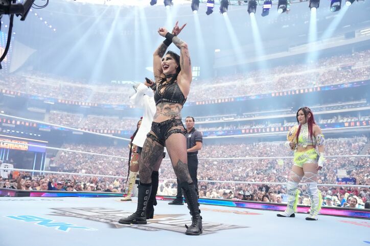 「レッスルマニア41」の女子世界王座戦　真ん中がリア・リプリー