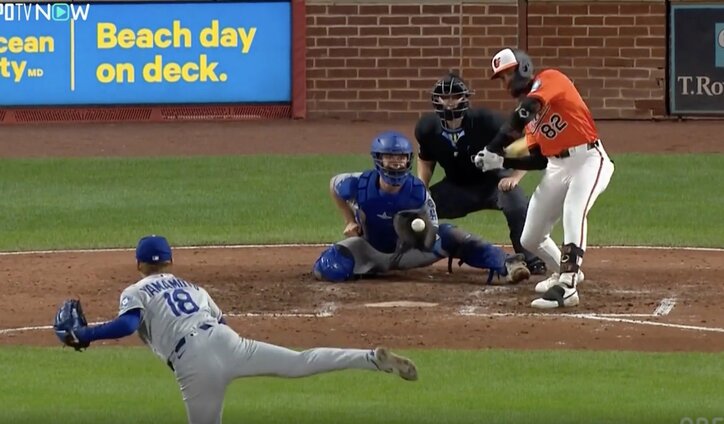 【写真・画像】どうした？ 大谷翔平、表情がいつもと違う…「怒ってる？」「気合入ってる」ヒット直後の“変わった”デコルテポーズ… ファン騒然「チームの危機を感じてる」　1枚目