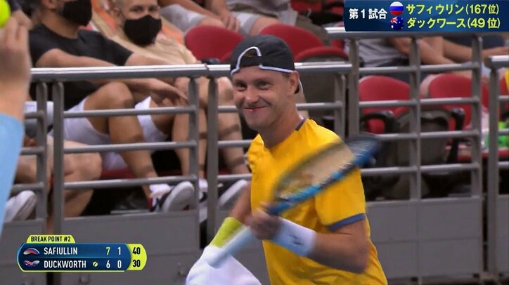 「で、帽子かぶるんかい？ え、かぶらんのかいw」世界テニス、試合中に起きた選手のコミカルなドタバタ劇に反響／ATPカップ 2枚目